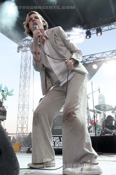 FOXYGEN - 2015-05-31 - NIMES - Grande Scene Flamingo - Sam France